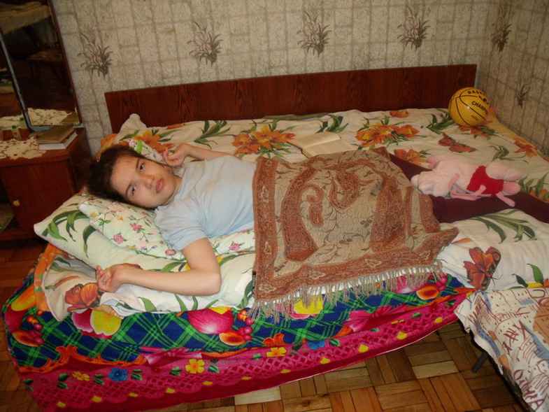больная девочка  на постоянном  постельном  режиме